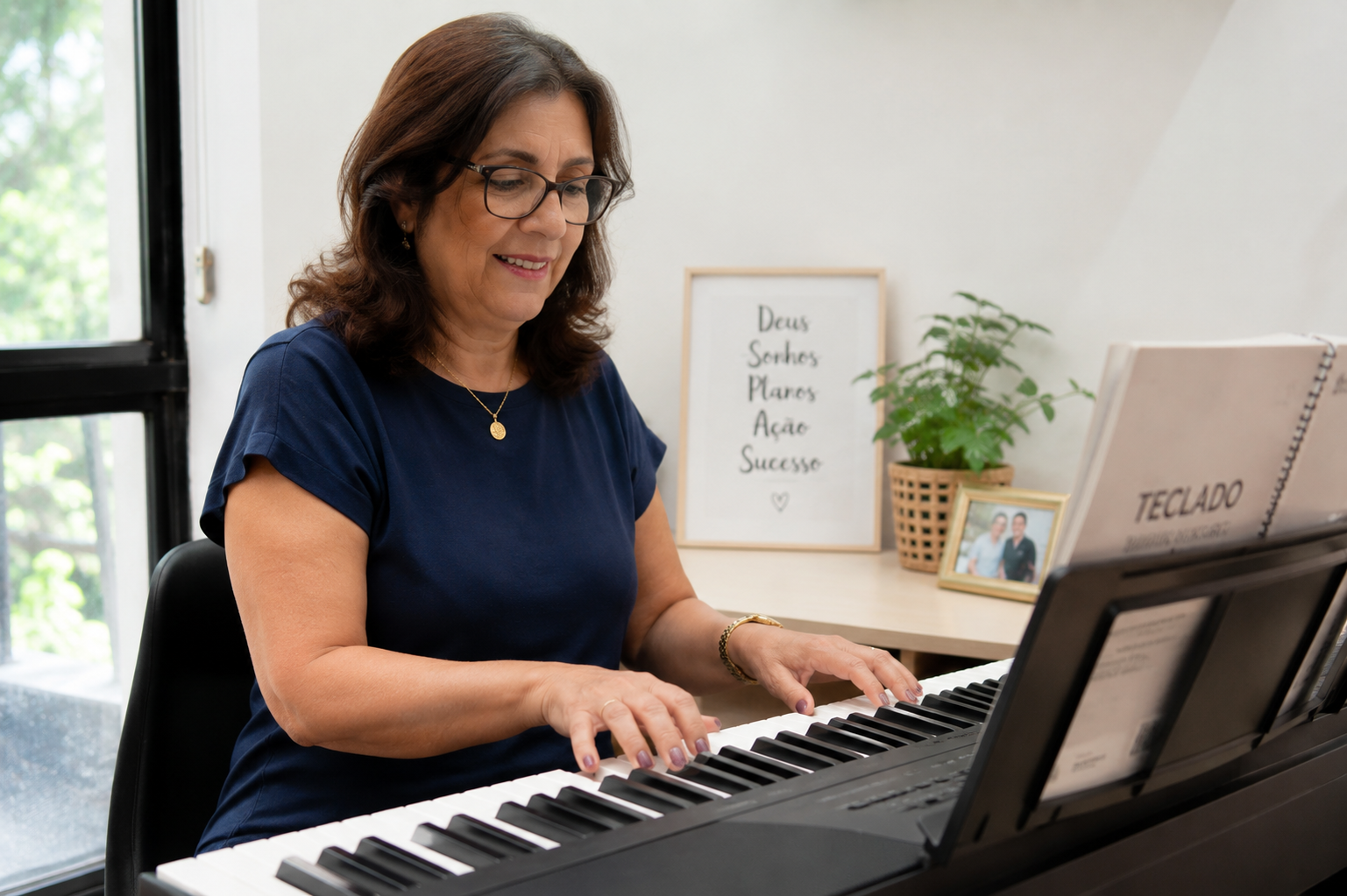 Mãos de aluno tocando teclado musical